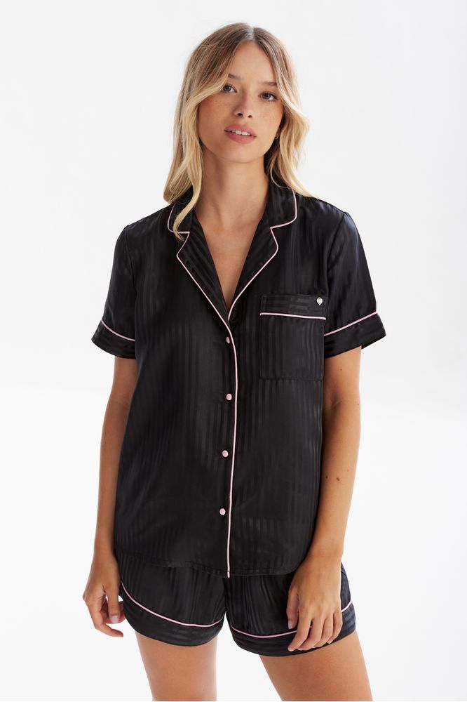 sl16232_negro_1-selu-camisero-aurora-de-raso-corto-rayado-bolsillo-delantero-y-vivo-rosa-.jpg