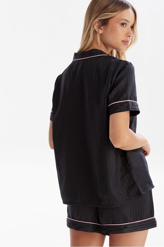 sl16232_negro_2-selu-camisero-aurora-de-raso-corto-rayado-bolsillo-delantero-y-vivo-rosa-.jpg