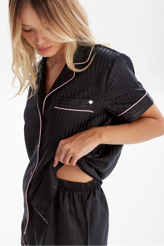 sl16232_negro_3-selu-camisero-aurora-de-raso-corto-rayado-bolsillo-delantero-y-vivo-rosa-.jpg