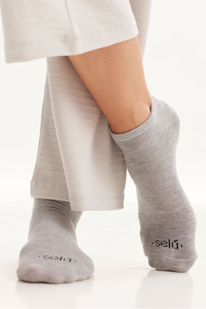 NN156_unico_2-selu-medias-soquetes-en-tripack-lisas-bordado-selu-en-empeine.jpg
